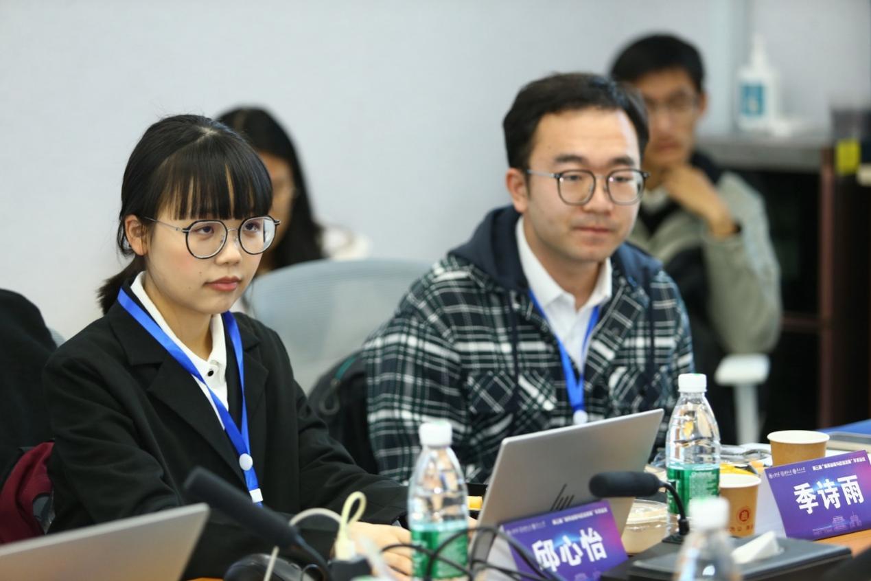 一群人看着桌子上的笔记本电脑描述已自动生成